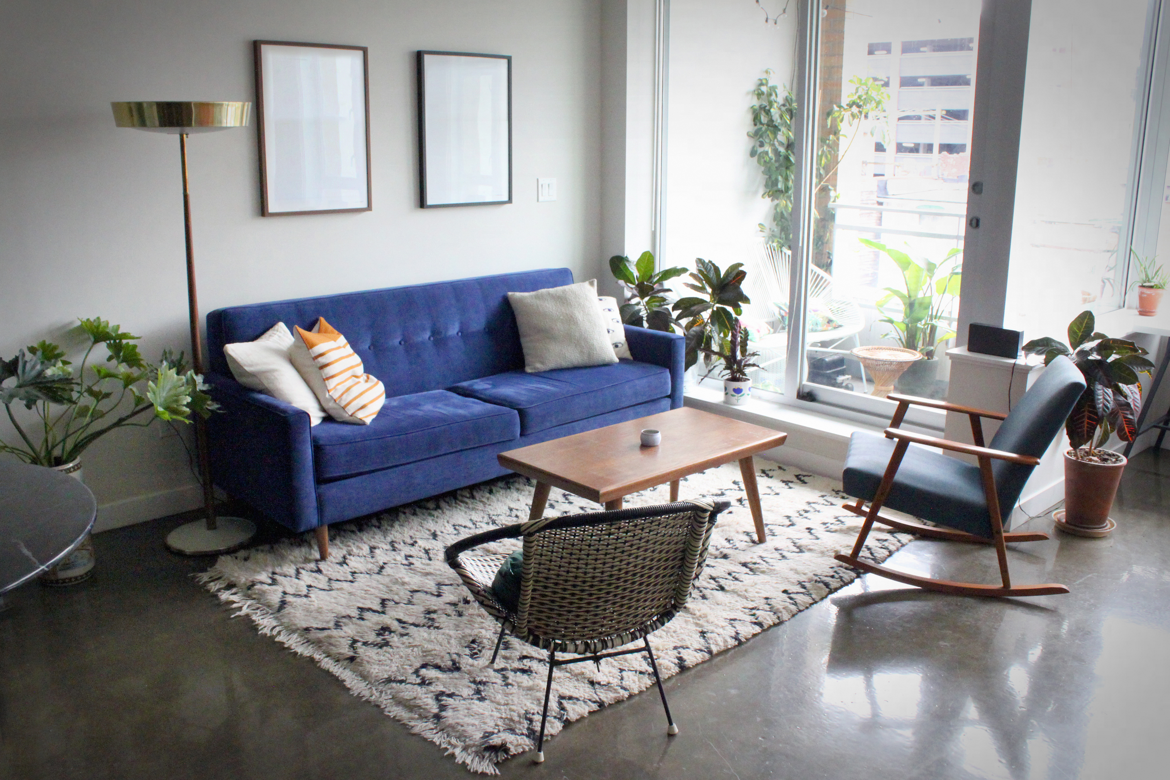 Modern-Apartment-with-Minimalist-Mid-Century-Modern-Interior-Design